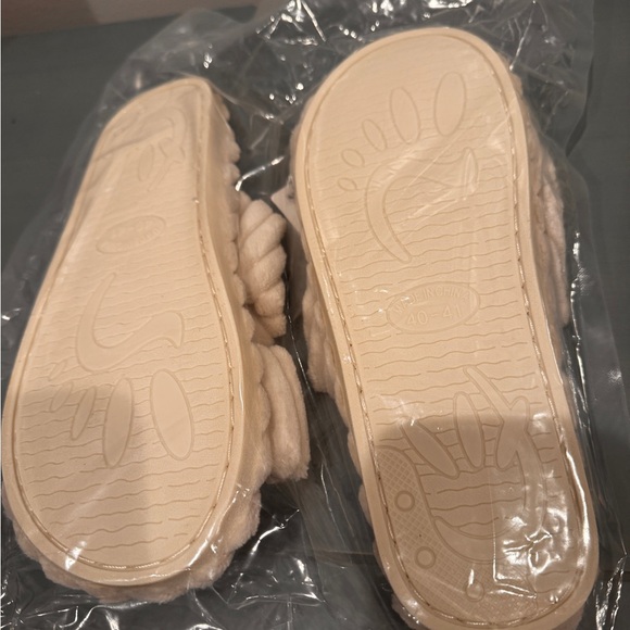 Source Unknown Cream Plush Slippers - Picture 2 of 2
